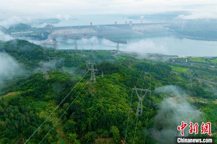 三峽輸電線路。　何偉 攝